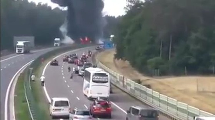 Wybuchające opony i kłęby czarnego dymu. Pożar ciężarówki przewożącej granulat na autostradzie A4