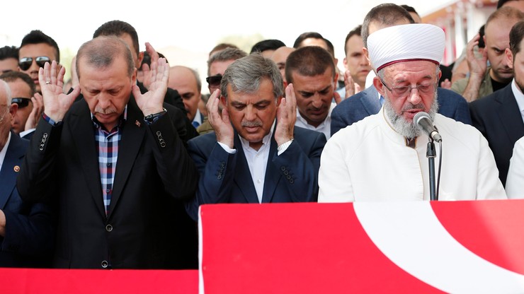 Premier Turcji: życie w kraju wraca do normy