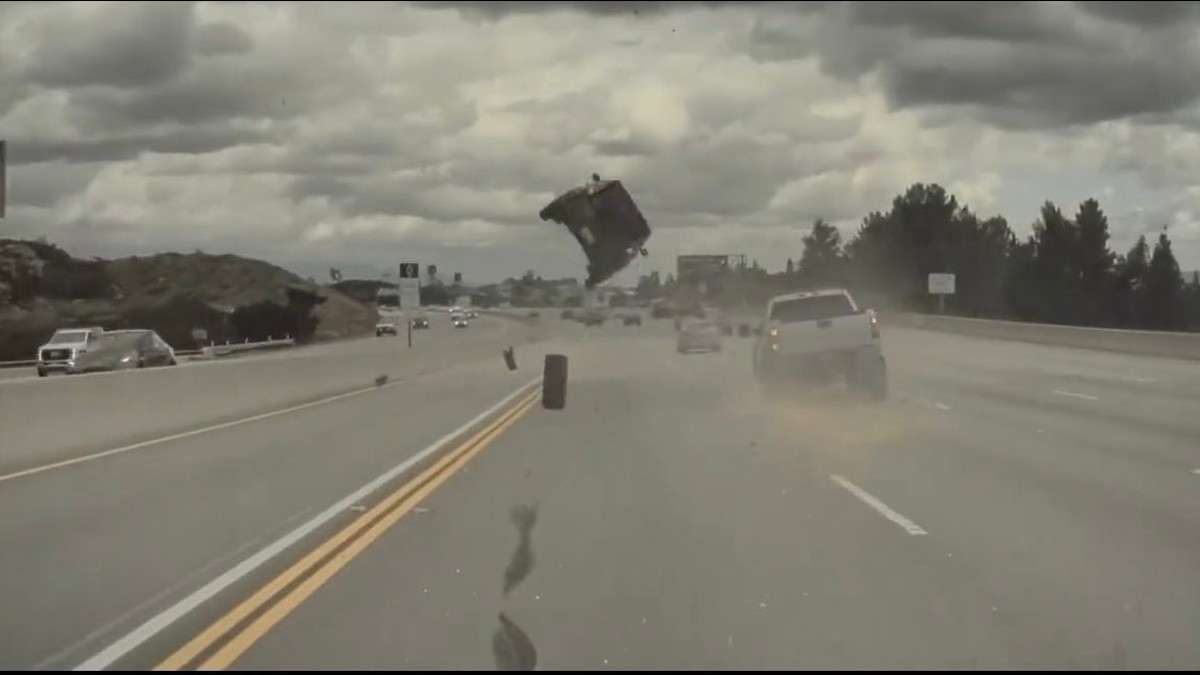 Przerażający wypadek w USA. Samochód leciał nad autostradą