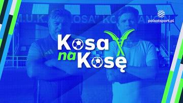 Dwaj mężczyźni na tle grafiki z napisem "Kosa na Kosę" i ikonami piłki nożnej. Grafika nawiązuje do odpadnięcia polskich klub&oacute;w z Ligi Konferencji.