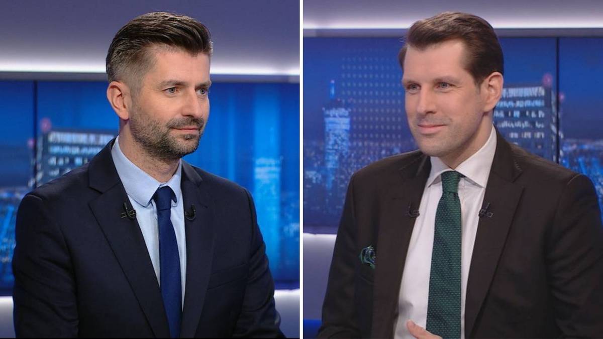 Dwaj mężczyźni w garniturach, jeden po lewej, drugi po prawej, siedzą w studiu telewizyjnym.