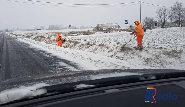 Zima Ich Zaskoczyla Internauci Komentuja Zdjecie Koszenia Trawy Przykrytej Sniegiem Polsat News