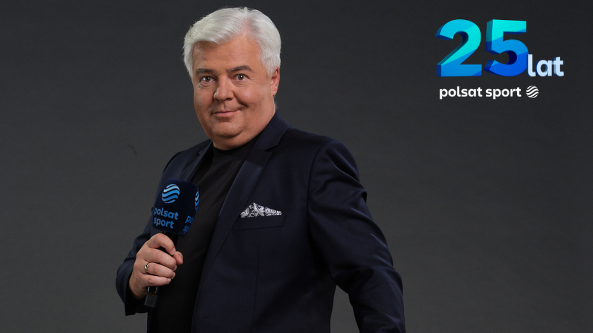 Marek Magiera, prezenter Polsat Sport, w ciemnym garniturze i czarnej koszulce, z mikrofonem w dłoni. Za nim widoczne logo "25 lat Polsat Sport".