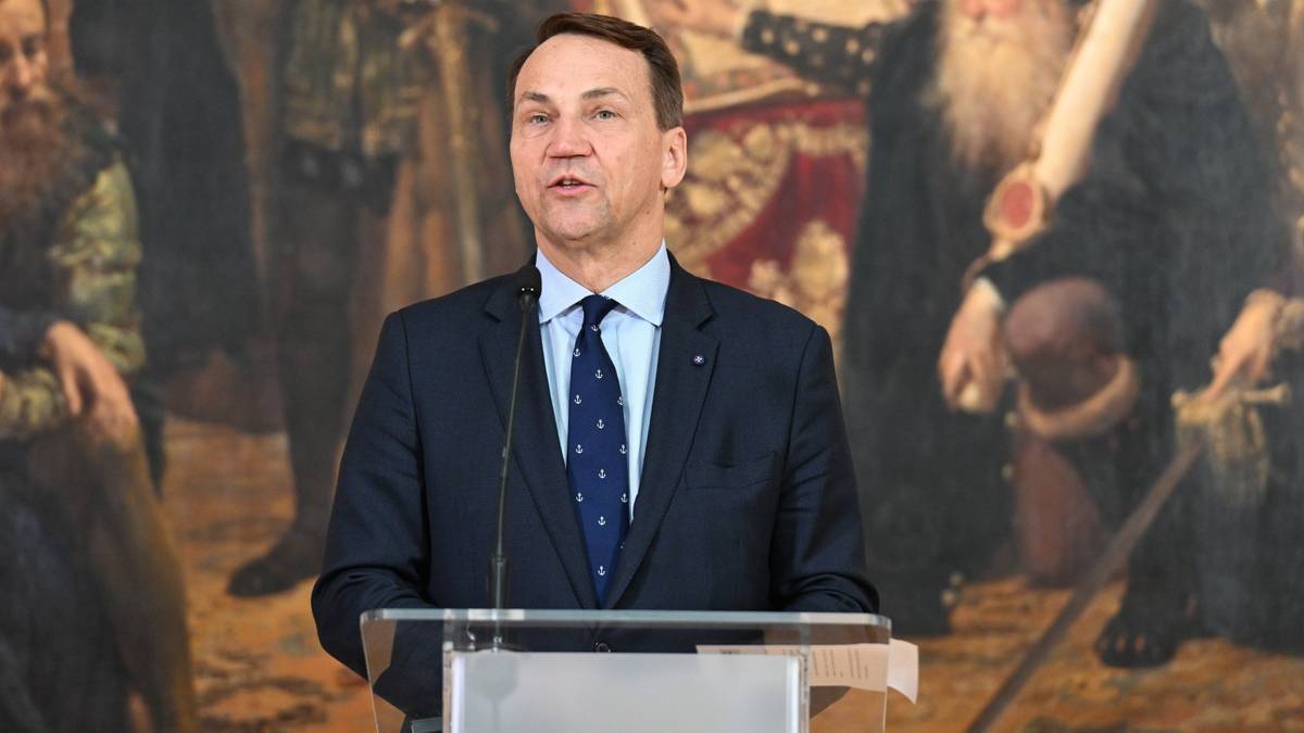 Kontrowersyjne słowa bpa Meringa. Sikorski: Niech zrzuci sukienkę i zapisze się do PiS