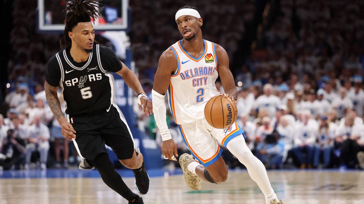 Dw&oacute;ch koszykarzy grających w meczu NBA.