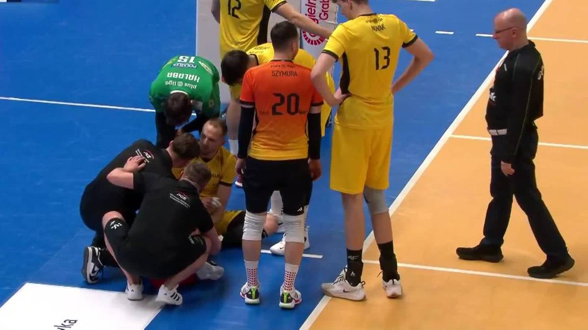 Siatkarze PGE GiEK Skry Bełchat&oacute;w otaczają kontuzjowanego Arkadiusza Żakietę.