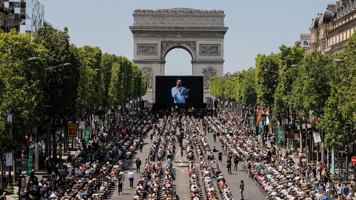 Francja. Prawie półtora tysiąca osób pisało dyktando. Rekord świata pobity na Polach Elizejskich