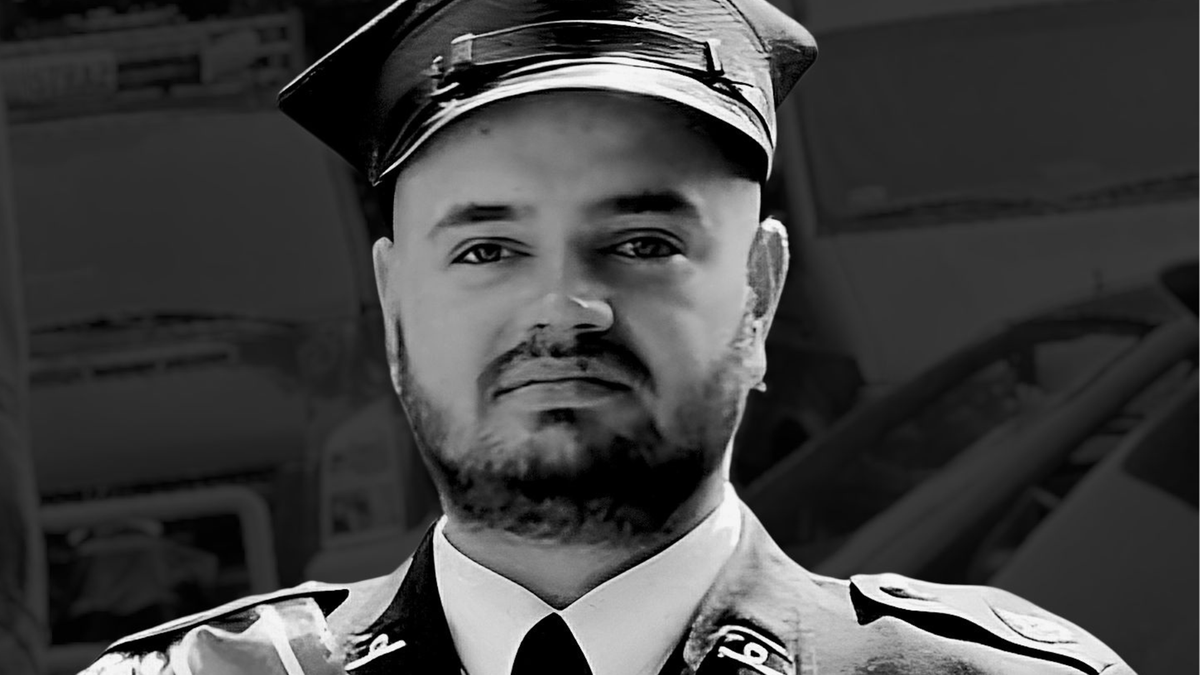 Portret Andrzeja Janasa, młodego mężczyzny w mundurze strażackim.