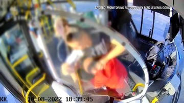 Brutalny atak na kierowcę autobusu w Jeleniej Górze. Bo przewrócił się wózek z dzieckiem
