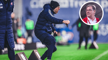 Trener Marek Papszun gestykuluje podczas meczu, w prawym g&oacute;rnym rogu zdjęcie prezesa Legii Warszawa.