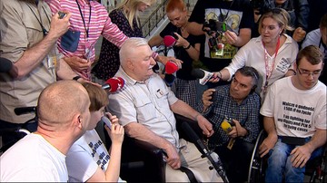Protestujący zaproponowali, by Wałęsa z nimi został. "Chcę zwyciężać z wami, a nie siedzieć"
