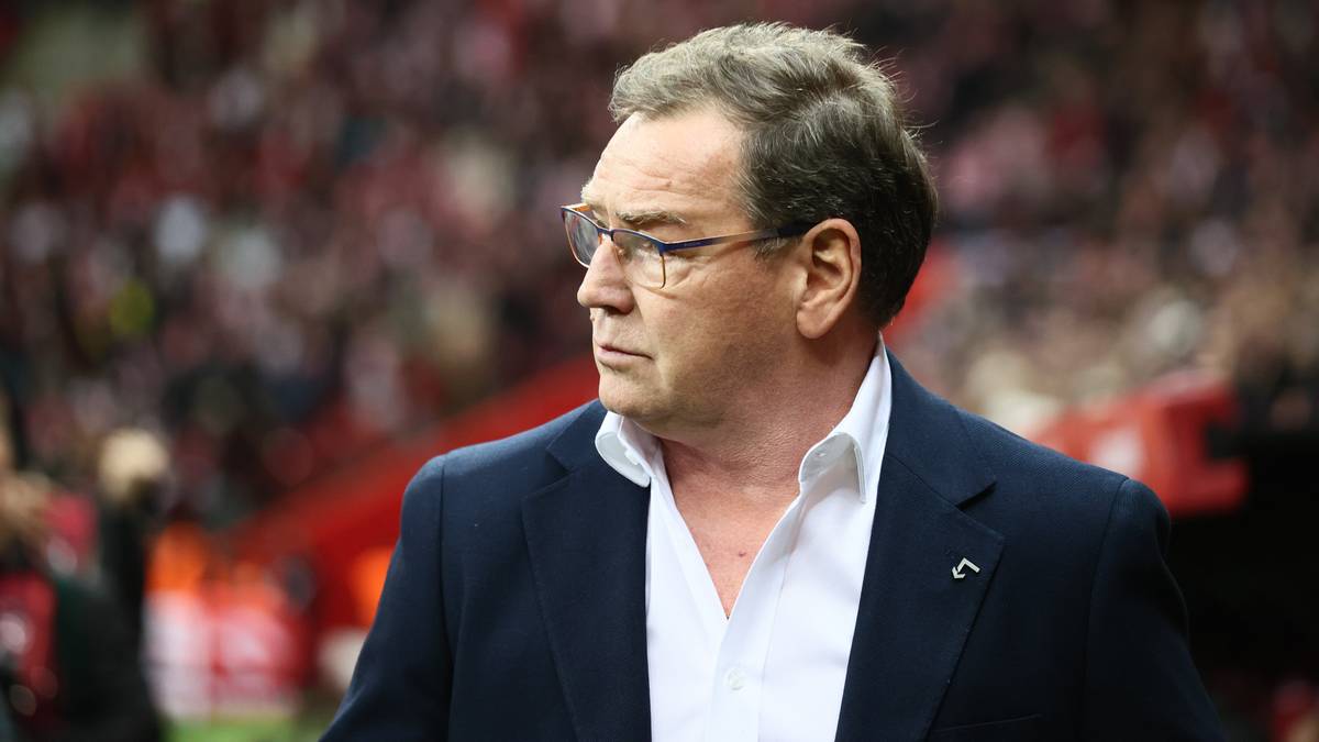 Paweł Urban, trener reprezentacji Polski w piłce nożnej, w okularach i marynarce