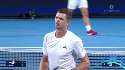 Hubert Hurkacz, polski tenisista, w białej koszulce podczas meczu na korcie tenisowym.