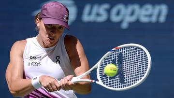 Tenisistka w akcji uderza piłkę rakietą podczas meczu US Open.
