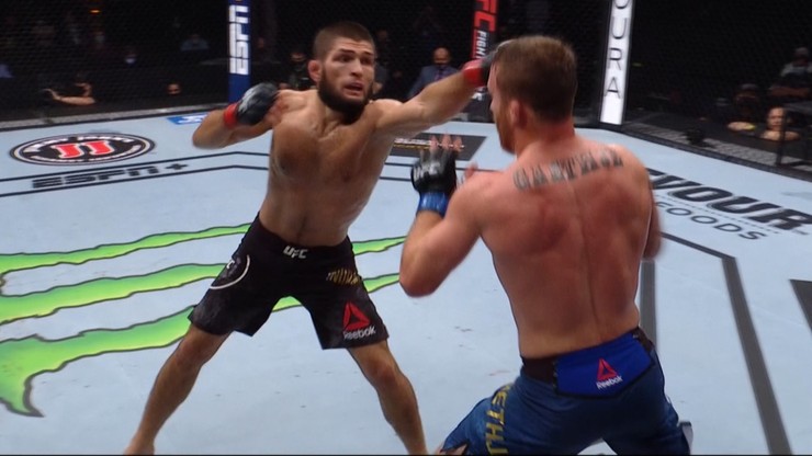 UFC 254: Khabib Nurmagomedov "udusił" Justina Gaethje w hitowej walce!