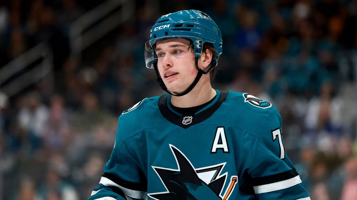 Młody zawodnik hokejowy w niebieskim stroju drużyny San Jose Sharks, z numerem 1 na kasku i literą "A" na piersi.