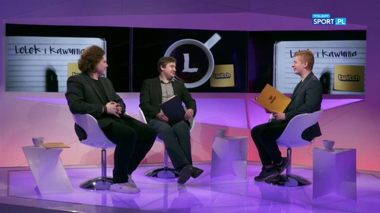 Trzech mężczyzn siedzi na krzesłach podczas programu telewizyjnego "LoLka i Kawunia".