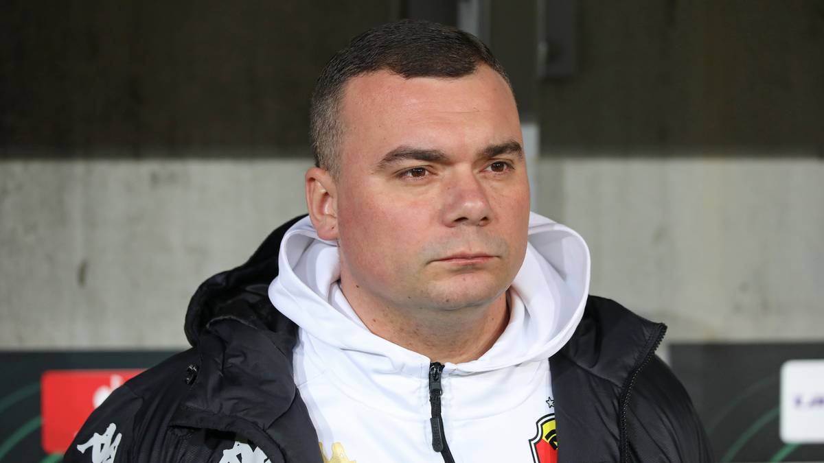 Mężczyzna w stroju sportowym, trener Jagiellonii Białystok.