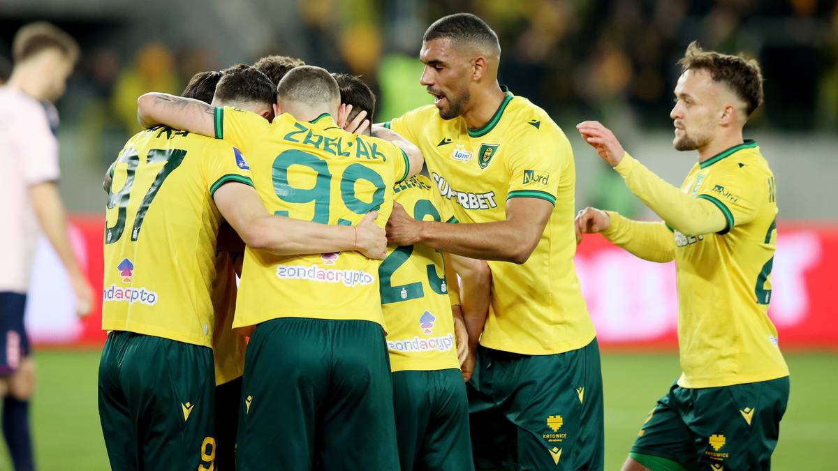 Piłkarze GKS Katowice świętują w grupie, ciesząc się po zdobytej bramce.