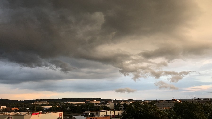 Burza o zachodzie słońca w Stuttgarcie w Niemczech. Fot. Małgorzata Nowak / TwojaPogoda.pl