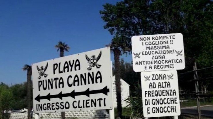 "Faszystowska" plaża koło Wenecji. Właściciel wygłasza przemówienia nawiązujące do mów Mussoliniego