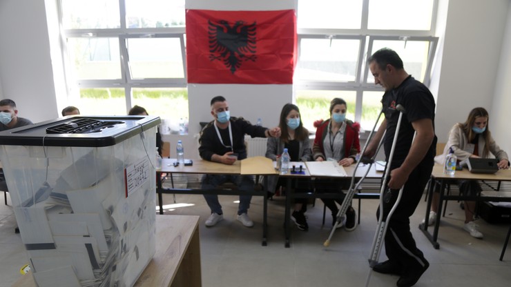 Wybory parlamentarne w Albanii. Sprzeczne wyniki sondaży