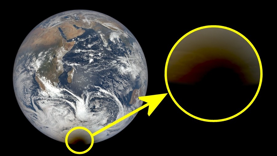 Ciemna plama na południowym biegunie Ziemi. Fot. NASA.
