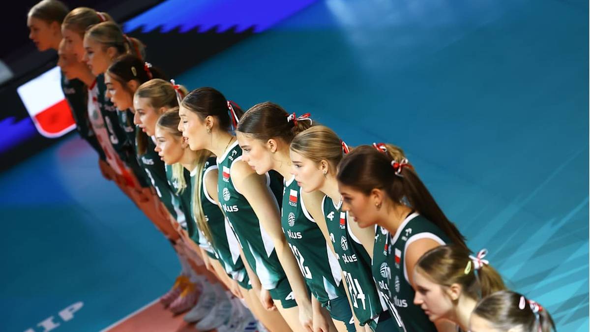 Drużyna polskich siatkarek w zielono-białych strojach sportowych ustawiona w rzędzie.