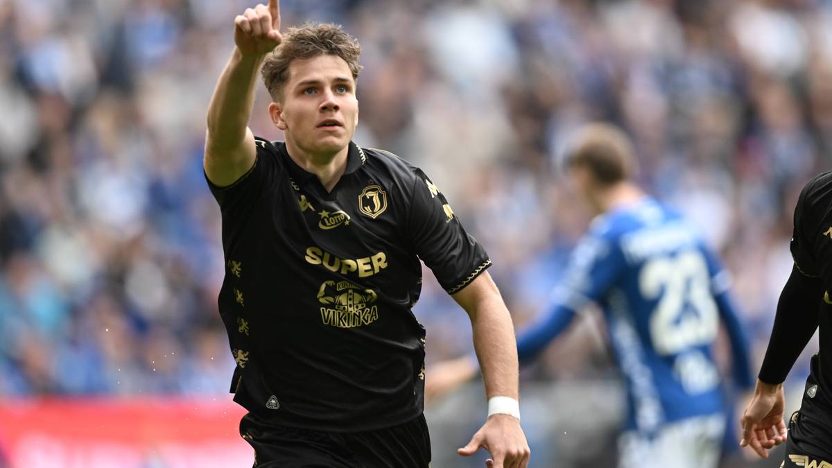 Młody piłkarz w czarnej koszulce z numerem 7 świętuje bramkę, wskazując palcem w górę.