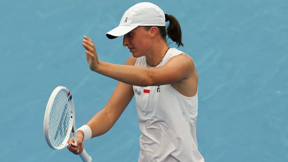 Iga Świątek podczas meczu tenisowego, trzymająca rakietę.