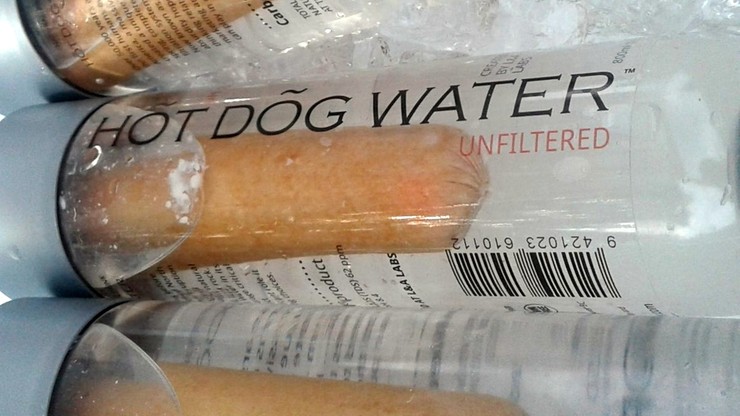 37,99 dolarów za butelkę wody pozostałej po ugotowaniu parówek. Sprzedał 60 litrów Hot Dog Water