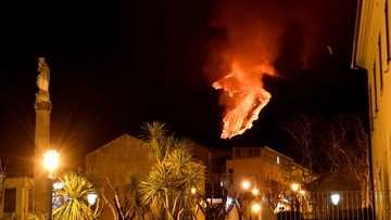 Wulkan Etna znów aktywny. Wyrzuca z siebie fontanny lawy
