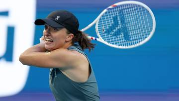 Iga Świątek podczas uderzenia rakietą tenisową