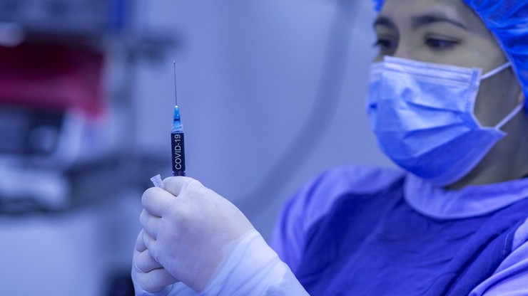 Niemcy. Fala ogłoszeń niezaszczepionych pielęgniarek. Media podejrzewają spisek