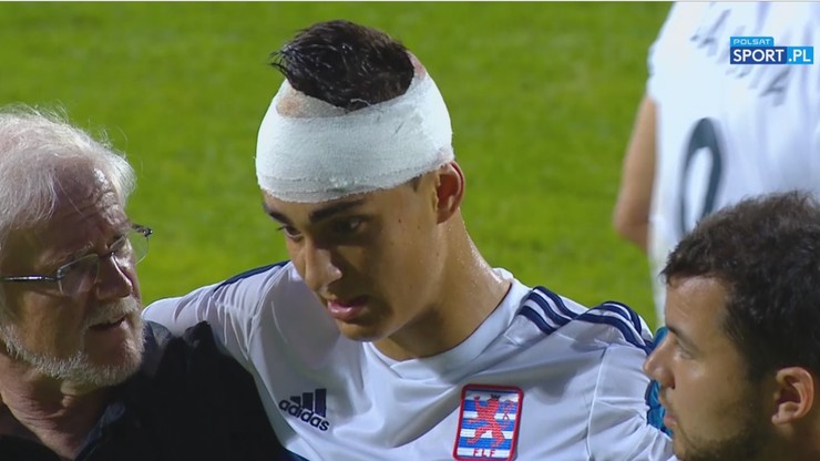 Fatalne zderzenie głowami! Piłkarz stracił przytomność (WIDEO)