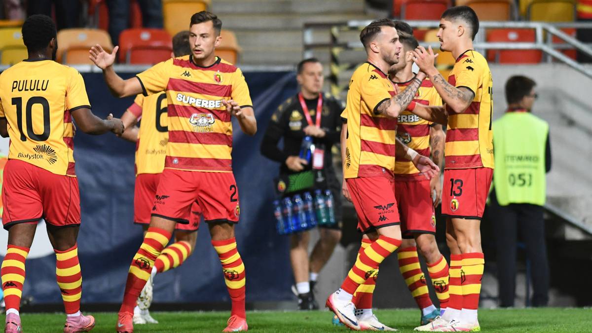 Piłkarze Jagiellonii Białystok w żółto-czerwonych strojach celebrują bramkę.