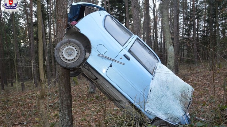 Fiat 86-latki zawisł na drzewie. Strażacy musieli wydostać kierującą z auta