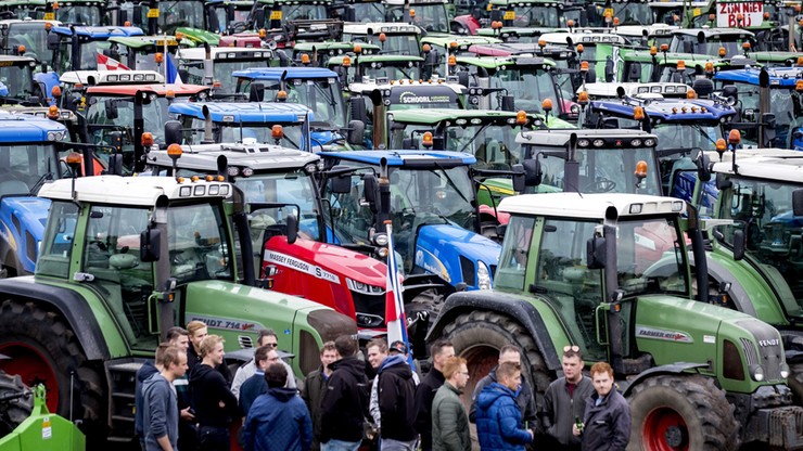 Wielki protest rolników w Holandii. Konwoje traktorów paraliżują miasta