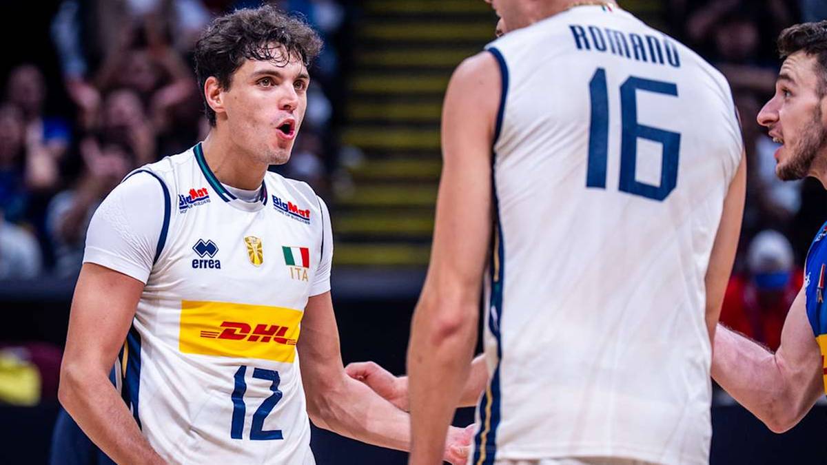 Dwóch siatkarzy w białych koszulkach podczas meczu.