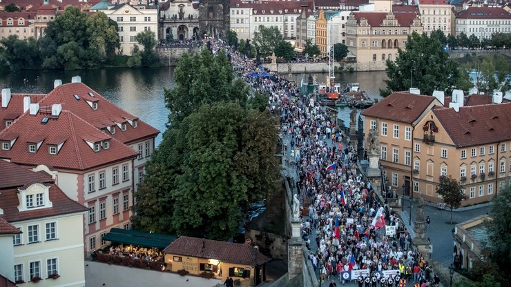 Czechy: manifestacja przeciwko Zemanowi i Babiszowi. Demonstrujący wybrali symboliczną datę