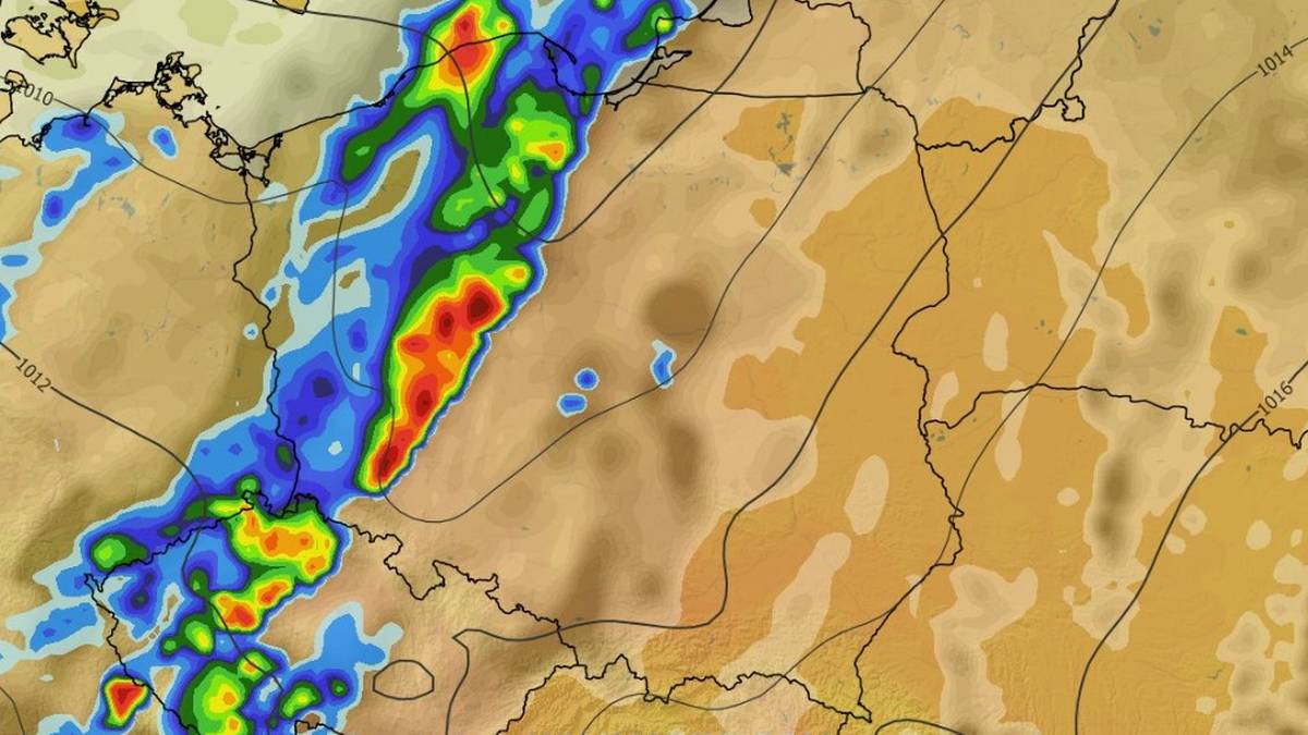 Burze z ulewami zaczną się pojawiać po południu i wieczorem. Na zachodzie i północy mocniej popada deszcz