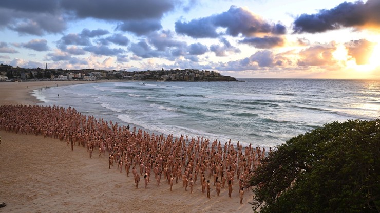 W fotograficznej instalacji na plaży w Sydney wzięło udział 2,5 tys. osób