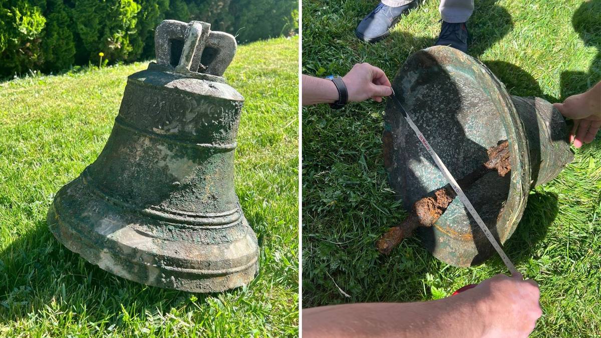 Dwa zdjęcia przedstawiające zabytkowy, mosiężny dzwon. Na pierwszym zdjęciu dzwon stoi pionowo na trawie, z widocznymi zdobieniami i koroną u g&oacute;ry. Drugie zdjęcie pokazuje ten sam dzwon leżący na boku, z widocznym mechanizmem uderzającym, kt&oacute;ry jest badany przez kilka os&oacute;b.
