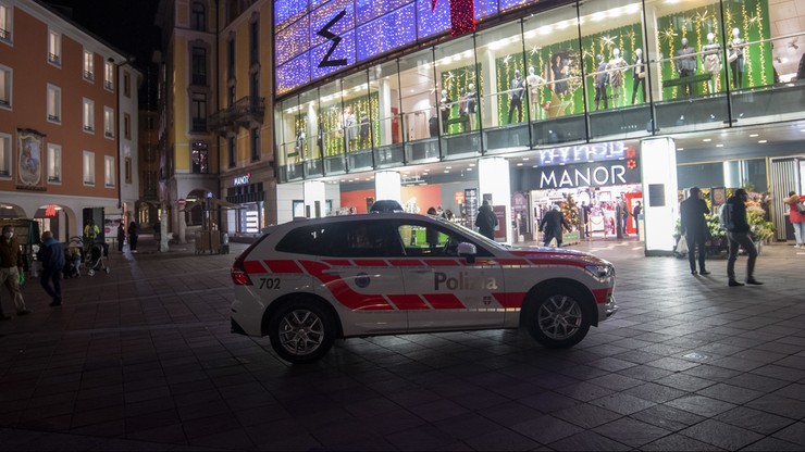 Szwajcaria: atak nożowniczki w centrum handlowym. Wcześniej dusiła swoją ofiarę