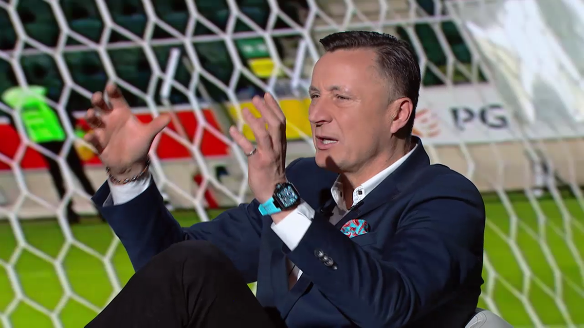 Tomasz Hajto, ekspert Polsatu Sport, gestykuluje podczas wypowiedzi w studiu telewizyjnym.