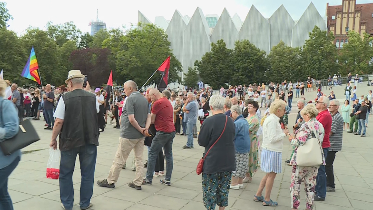 Protestujący zebrali się w Szczecinie na placu Solidarnosci
