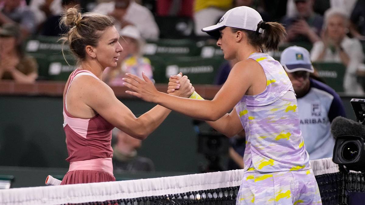 Dwie tenisistki podają sobie ręce przez siatkę po meczu.