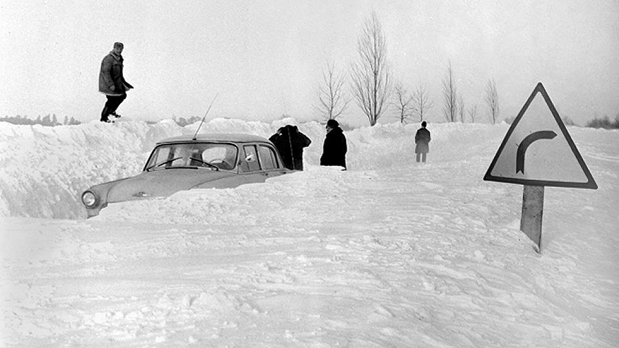 Samochód pośród gigantycznych zasp śnieżnych w latach 80. ubiegłego wieku. Fot. Marcin.