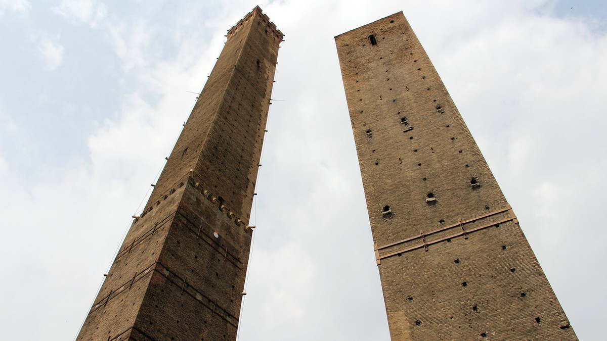 Bolonia: Wieża Garisenda grozi zawaleniem. Dostęp do zabytku został zagrodzony