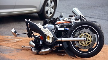 Motocyklista zginął w wypadku, jego żona walczy o życie w szpitalu
